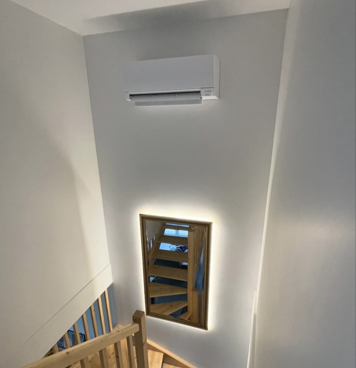 La climatisation réversible autonome offre un confort optimal toute l'année, en chauffant l'hiver et en rafraîchissant l'été. Solution écoénergétique et facile à installer, idéale pour un air agréable en toute saison.