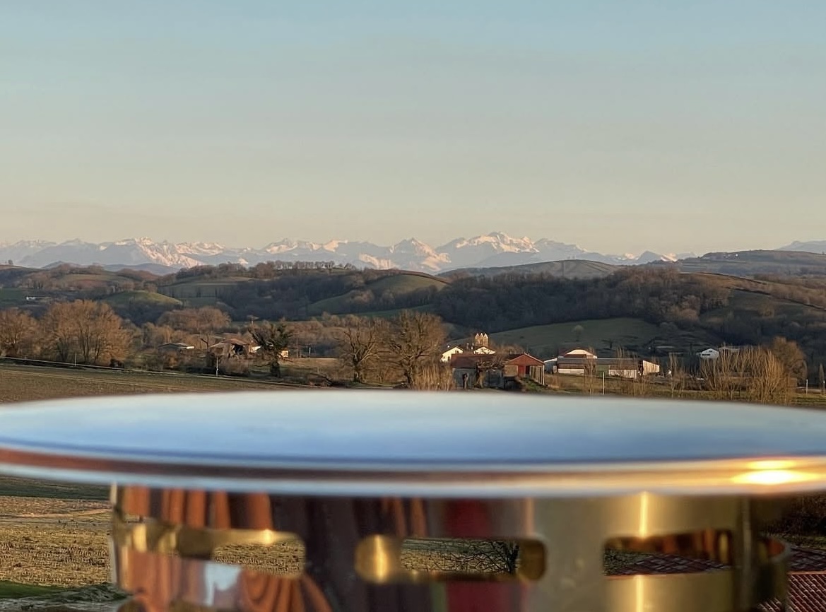 Chapeau de poêle à bois installé sur le toit pour une meilleure évacuation des fumées – Installation par Eco6Tem à Macaye, Pays Basque