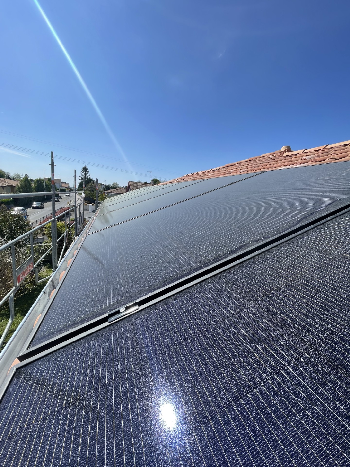 Installation de panneaux photovoltaïques sur toit, solution énergie renouvelable