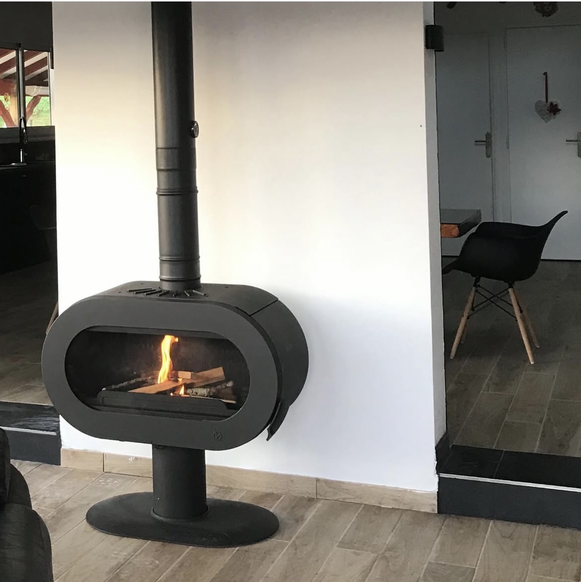 Poêle à bois design de forme ovale en fonctionnement – chauffage écologique installé par Eco6Tem au Pays Basque