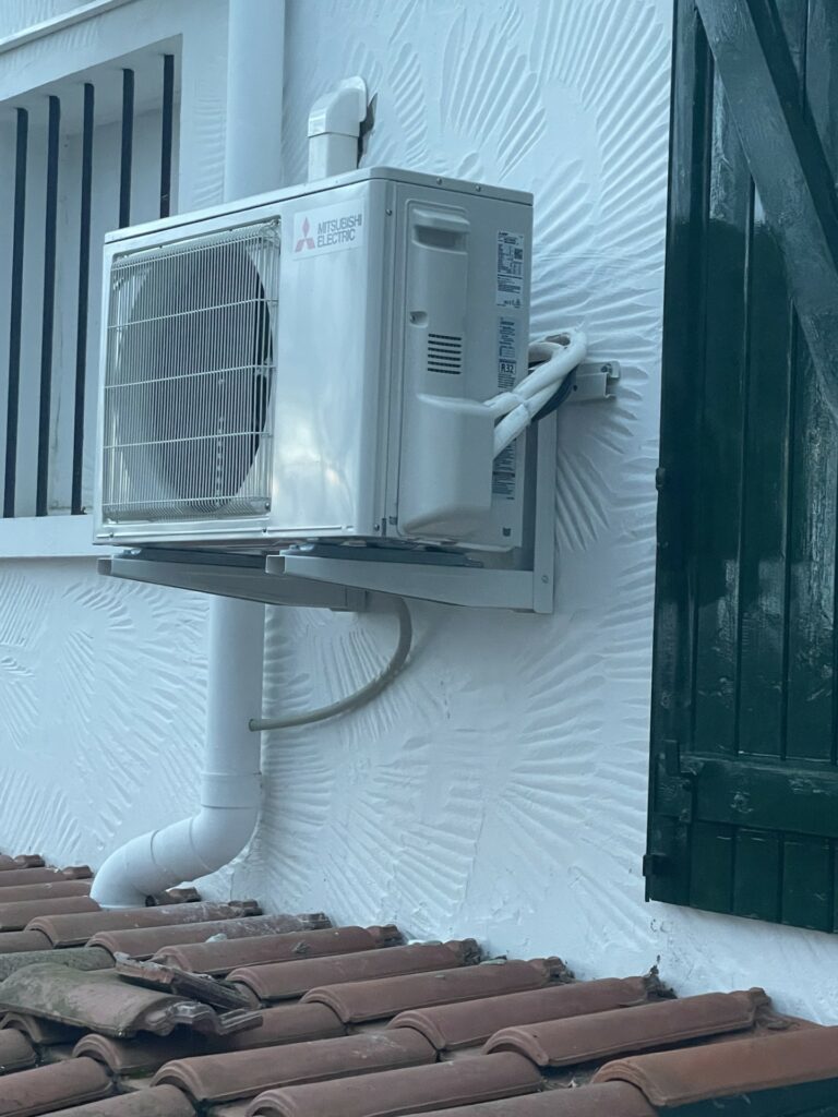 La climatisation réversible économique autonome offre un confort optimal toute l'année, en chauffant l'hiver et en rafraîchissant l'été. Solution écoénergétique.